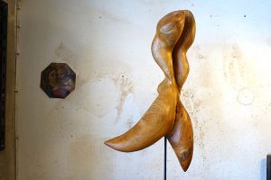 ELFE | Birnenholz auf Stahlstand | 83cm